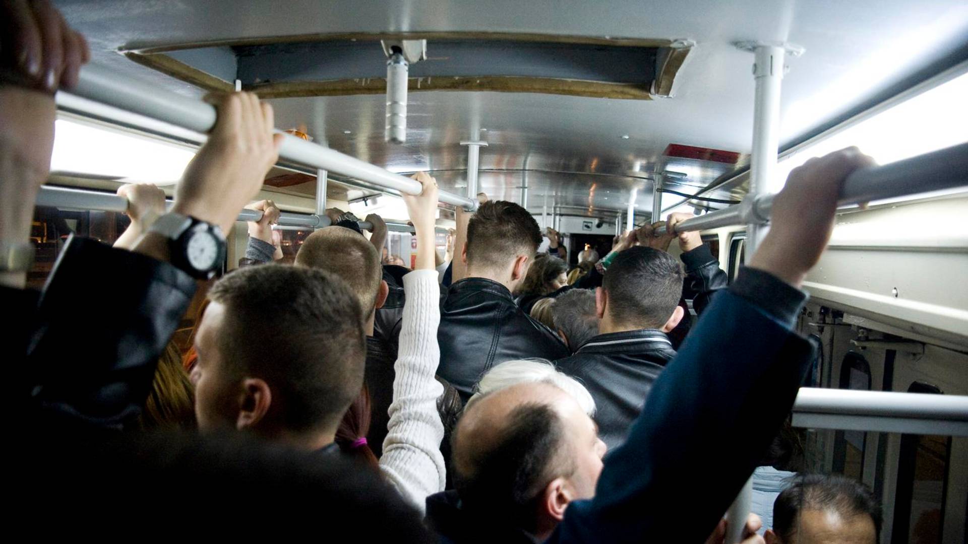 Priča iz tramvaja: Kad crnac ustane trudnici u prevozu, a tu se nađe baba