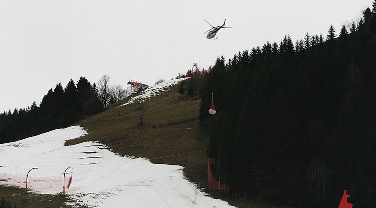 Nem volt hó a sípályán, vittek helikopterrel