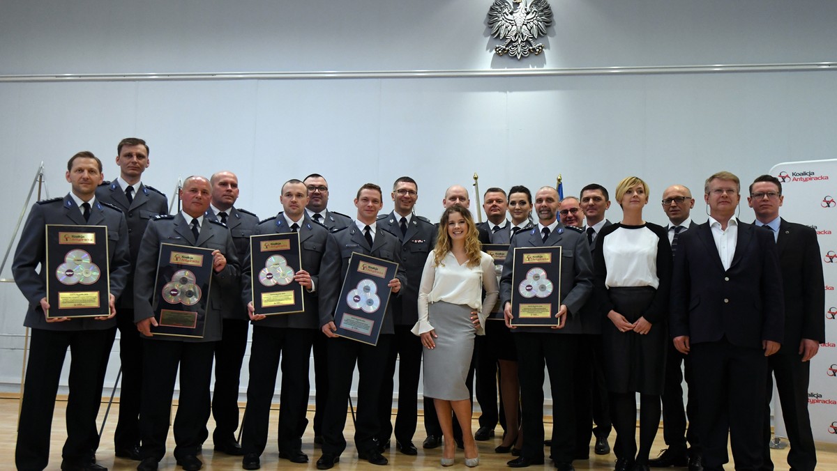 Oddziały policji z Radomia, Rzeszowa i Olsztyna oraz prof. Jerzy Kosiński z zespołem z Wyższej Szkoły Policji w Szczytnie odebrali "Złote Blachy" - nagrody za walkę z piractwem. Uroczystość odbyła się w Komendzie Głównej Policji w Warszawie.