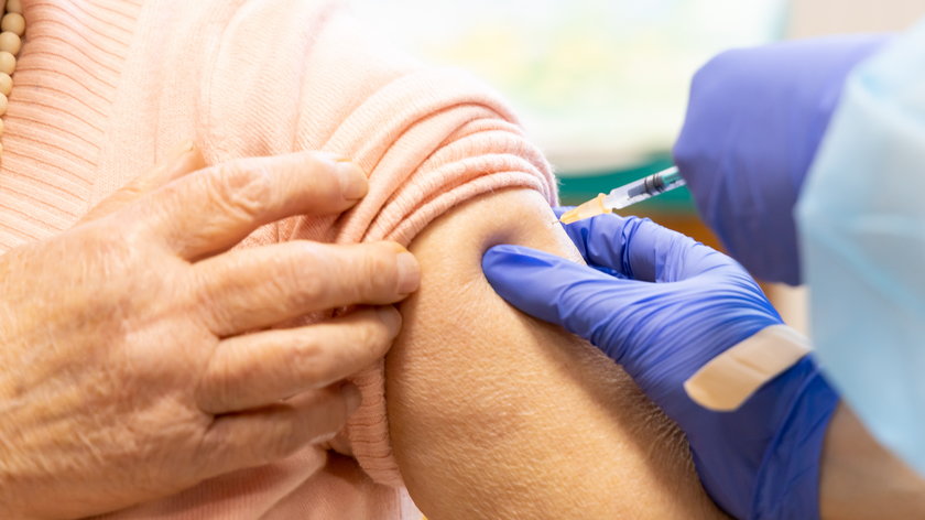 Rejestracja na szczepienia dla chętnych już w maju? Rząd rozważa taką możliwość