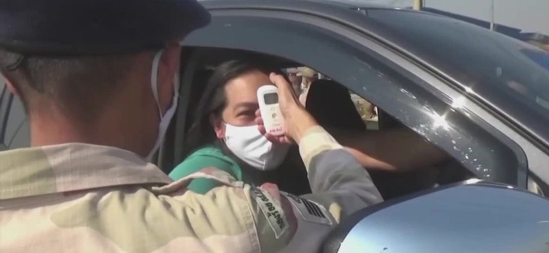 Punkty kontrolne na ulicach, mierzenie temperatury kierowcom. Tajlandia walczy z koronawirusem [WIDEO]