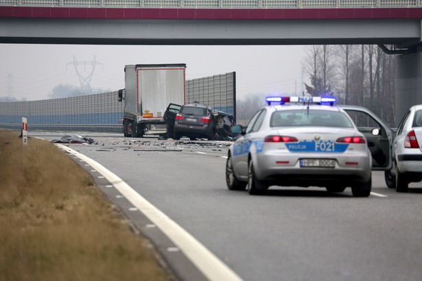 Ciężarówka zderzyła się z samochodem osobowym. Są zabici i ranni. Utrudnienia na A2