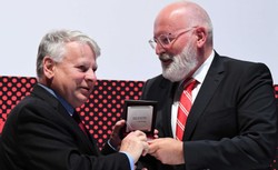 Odznaczenie dla Timmermansa wzburzyło Solidarność. Zabierają logotyp z Medalu Wdzięczności ECS