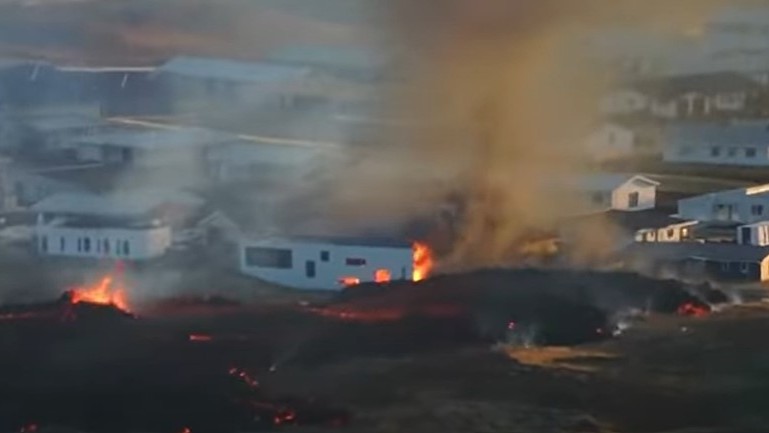 Egy egész város kellett evakuálni: házakat gyújtott fel az izzó láva Izlandon a vasárnapi vulkánkitörés után – videó