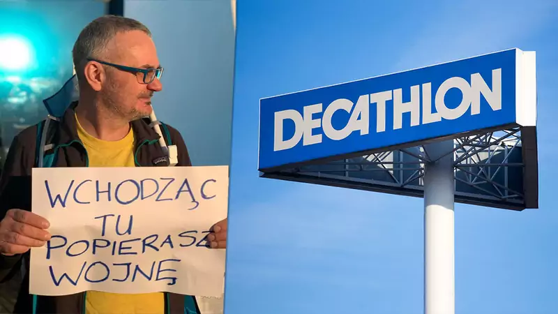 Mateusz Zmyślony protestuje przed sklepem w Krakowie