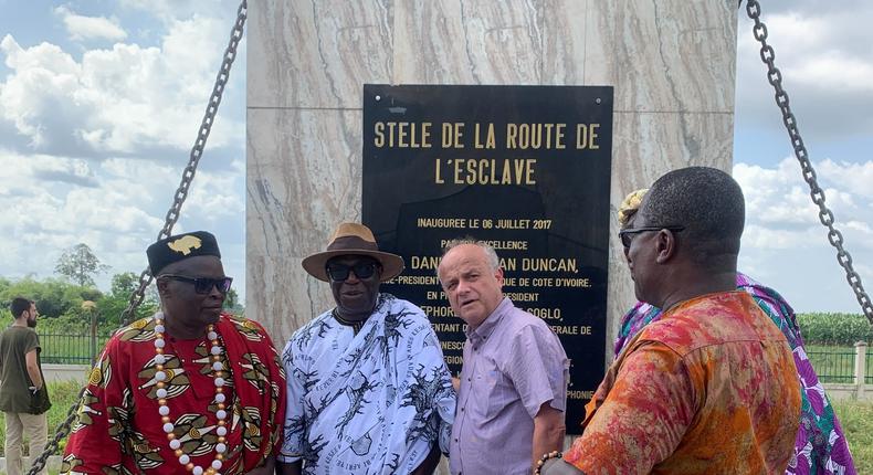 Les chefs traditionnels de Lahou et Kanga Nianzè et l'ambassadeur de France en Côte d'Ivoire