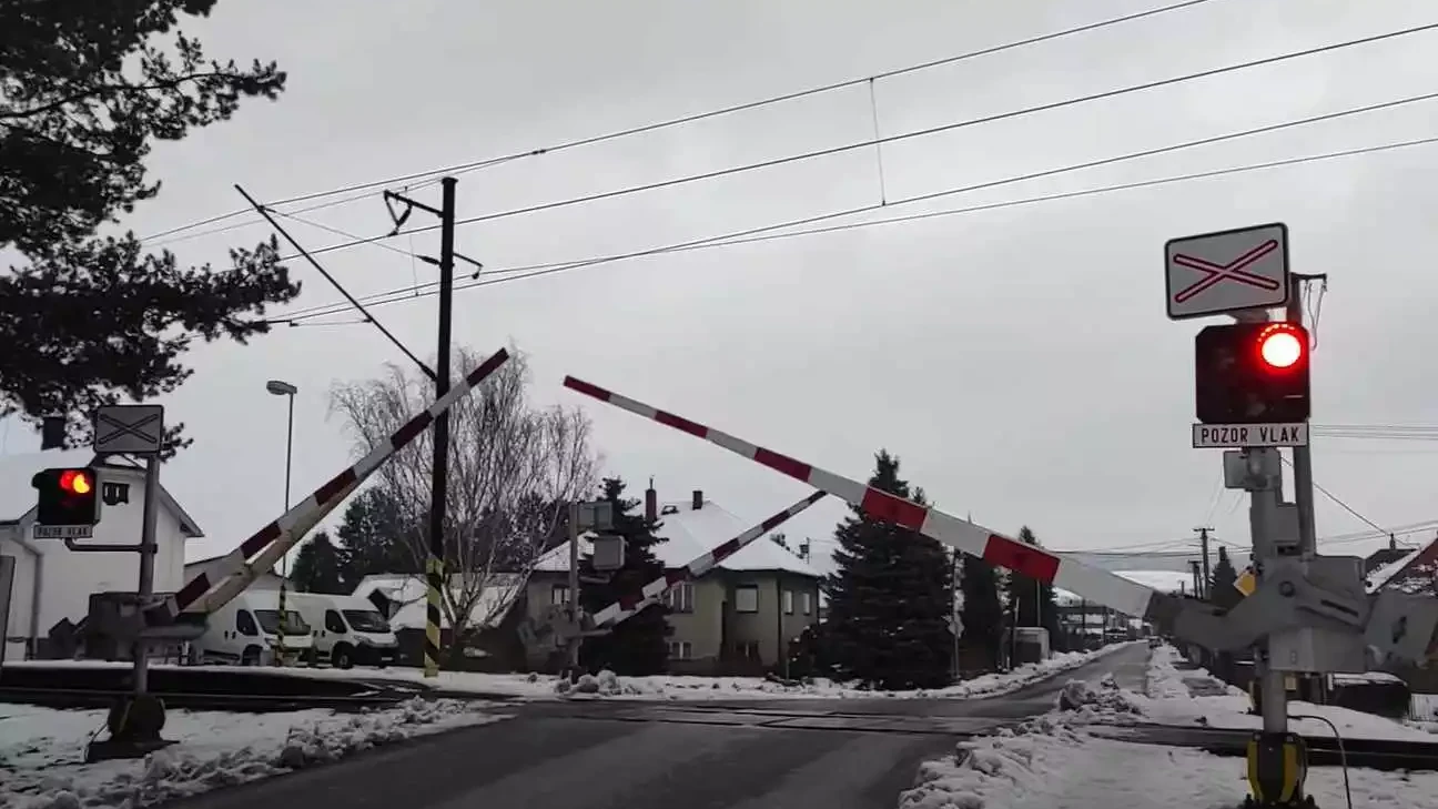 Železničné priecestia: Ako sa vyhnúť tragédii a zachrániť si život. 