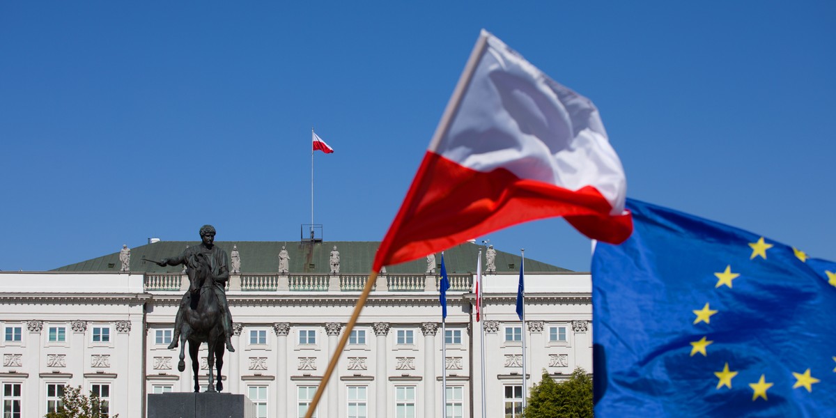 Gdy wczytamy się w zapisy konstytucji, to okaże się, że kompetencje prezydenta są mocno ograniczone. Wprawdzie posiada on inicjatywę ustawodawczą, jednak w tej kwestii musi mieć poparcie parlamentu.