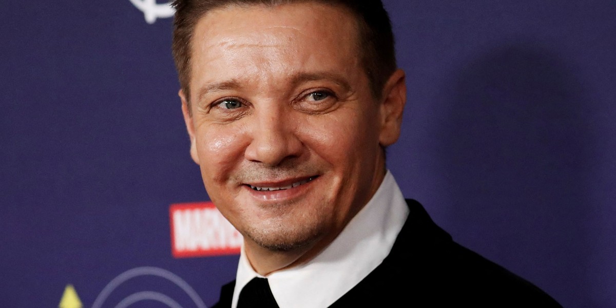 Jeremy Renner po wypadku na wózku. Koledzy aktora opowiedzieli o jego stanie.