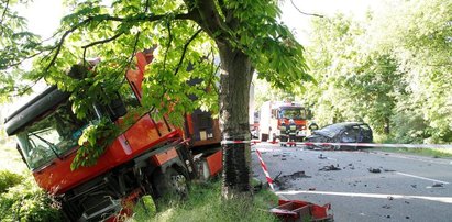 Osobówka wjechała prosto pod tira. Kierowca cudem uniknął śmierci