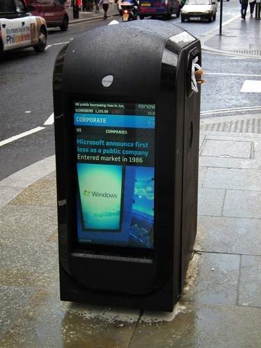 Firma BigBelly produkuje kosze na śmieci, które są wyposażone w panel słoneczny, zasilający baterię, która odpowiada za mechanizm zgniatający odpady. Wewnątrz znajduje się także sensor, który jeśli wykaże podniesiony poziom odpadów, automatycznie uruchomi prasę, która ugniecie masę. Dzięki temu w koszu mieści się średnio osiem razy więcej odpadów niż normalnie. Kosze mogą zostać również uzupełnione w mechanizm informujący służby miejskie o stanie wypełnienia kosza i wyśle e-mail z informacją o konieczności jego opróżnienia. Używanie tego typu koszy zmniejsza koszty ich eksploatacji o 70%. Z kolei Londyn korzysta z koszy firmy Renew, które są wyposażone w hot spot Wi-Fi oraz w dwa ekrany, na których wyświetlane są treści dostarczane m.in. przez londyńską giełdę oraz The Economist.