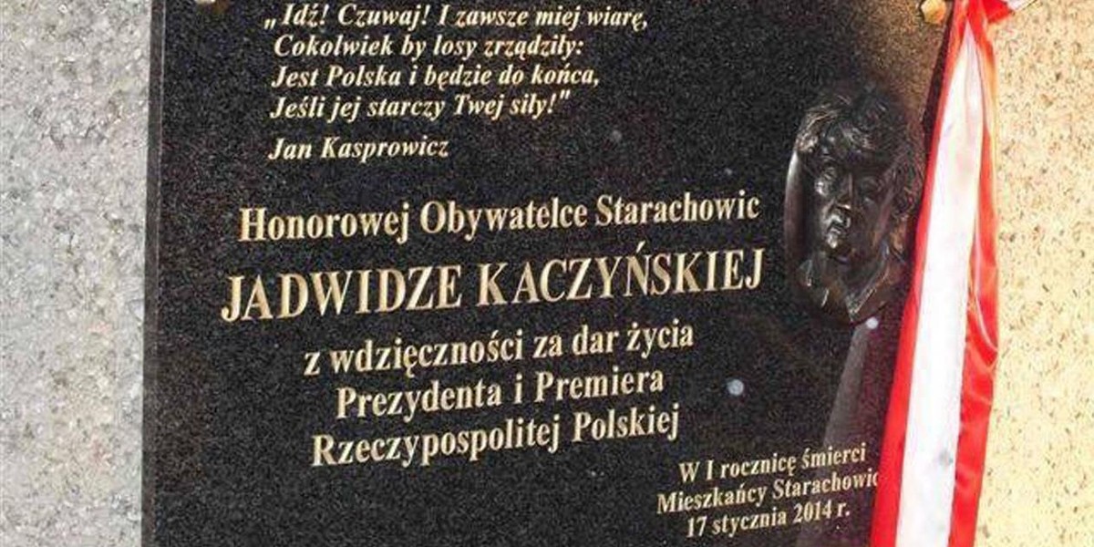 Oto tablica pamiątkowa, którą postawiono matce Kaczyńskich