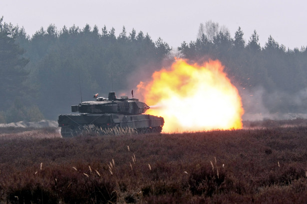 Ośrodek Szkolenia Poligonowego Wojsk Lądowych Żagań - Karliki. Czołg Leopard 2A5 podczas strzelania. (lm/cat) PAP/Lech Muszyński