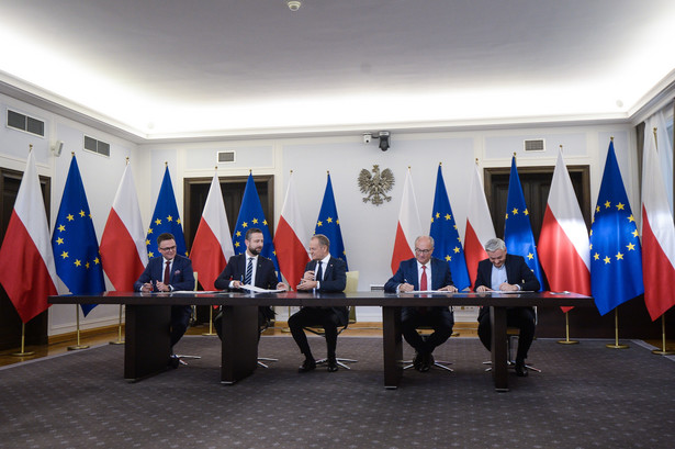 Warszawa, 10.11.2023. Przewodniczący Platformy Obywatelskiej Donald Tusk (C), przewodniczący Polski 2050 Szymon Hołownia (L), prezes Polskiego Stronnictwa Ludowego Władysław Kosiniak-Kamysz (2L) oraz współprzewodniczący Nowej Lewicy Włodzimierz Czarzasty (2P) i Robert Biedroń (P) podczas uroczystości parafowania umowy koalicyjnej w Senacie w Warszawie, 10 bm. (sko) PAP/Marcin Obara