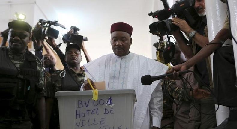 Niger's incumbent President Mahamadou Issoufou votes at a polling station during the country's presidential and legislative elections in Niamey, Niger, February 21, 2016. REUTERS/Joe Penney