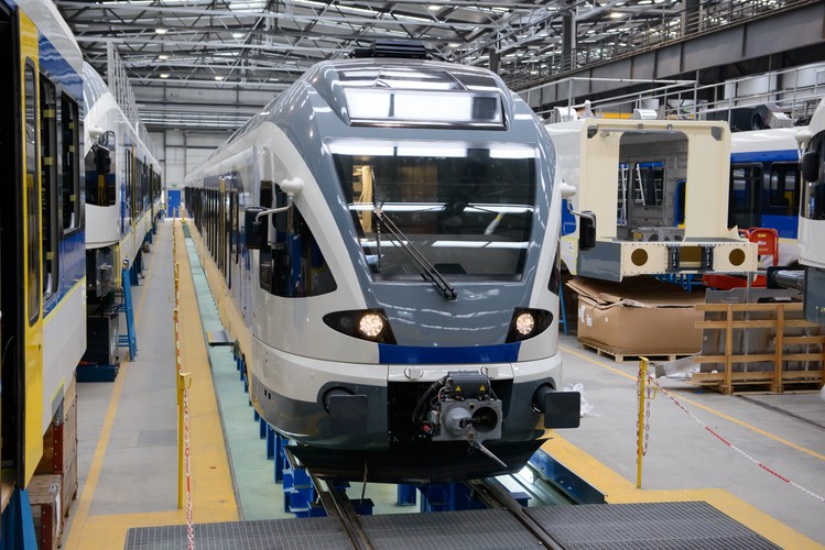 Jak podaje producent, w sumie gotowe są trzy pojazdy dla MAV. Na Podlasiu odbywa się proces tzw. uruchomienia statycznego. W potężnej hali w Siedlcach trwa montaż pięciu kolejnych pojazdów (na różnym etapie zaawansowania). Pociągi będą wozić pasażerów z prędkością do 160 km/h.