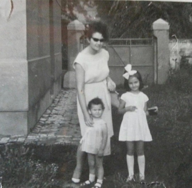 Lidija Vukićević sa majkom i sestrom