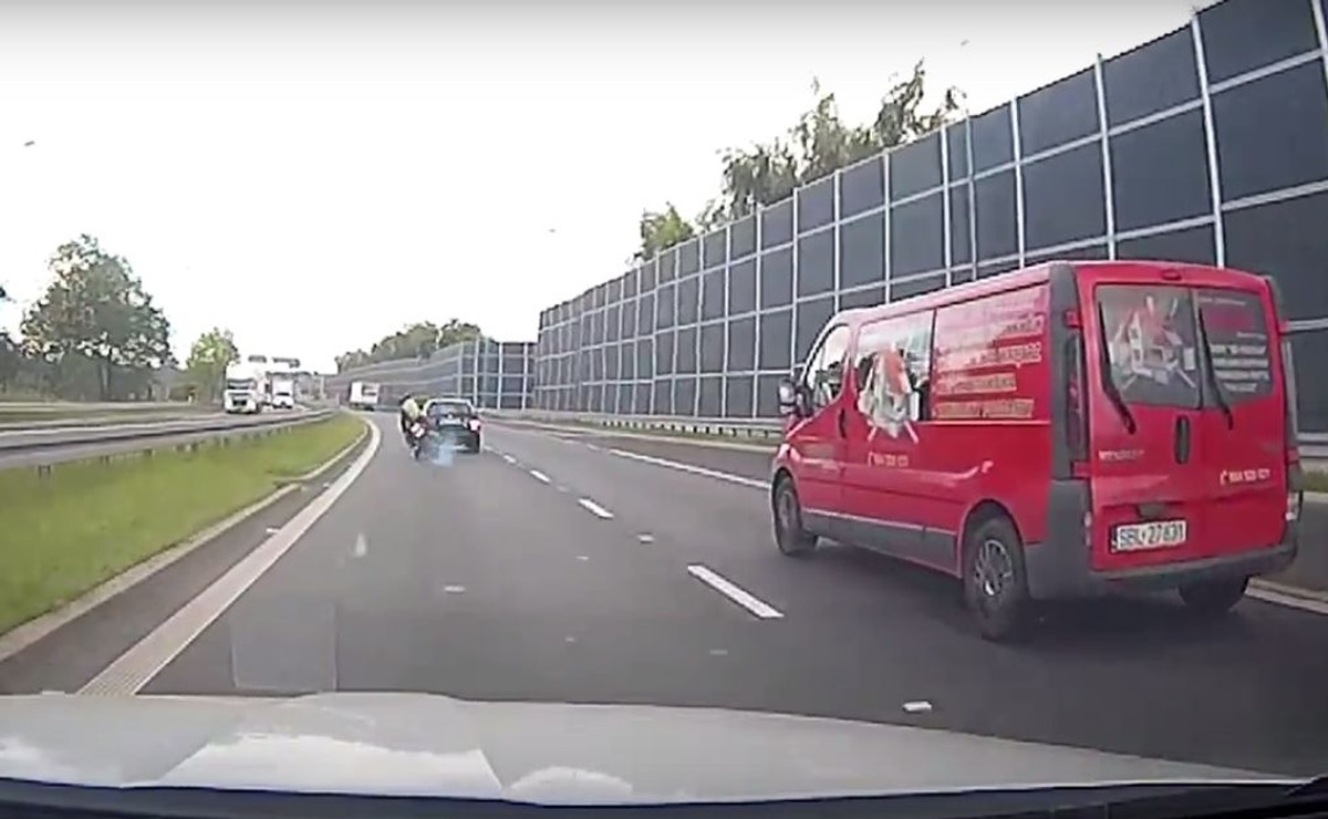 "Miły kierowca skody postanawia mnie zabić". Odczytasz tablice? WIDEO Z WYPADKU