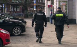 Skazany 24-latek uciekł policjantom sprzed nosa. Był... skuty kajdankami