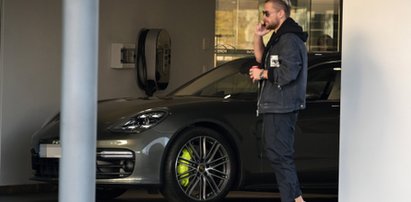 Kryzys? Nie u wszystkich. Fabijański tłumaczy, dlaczego "musiał" kupić porsche za 700 tys. zł