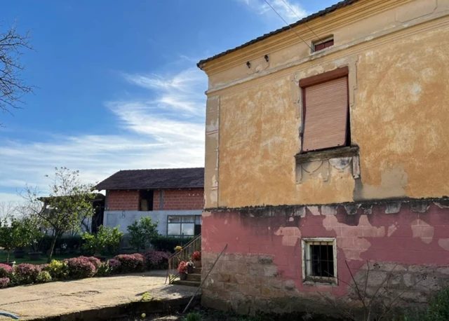 Ovo je rodna kuća Anite Stanojlović kod Kruševca, fasada otpada, vlaga i buđ