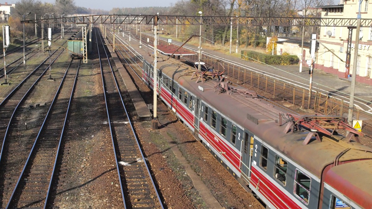 Samorząd województwa dolnośląskiego podpisał umowę z Kolejami Dolnośląskim na przewozy pasażerskie w 2017 r. Do tej pory nie ma porozumienia z Przewozami Regionalnymi - drugim z przewoźników kolejowych w regionie.