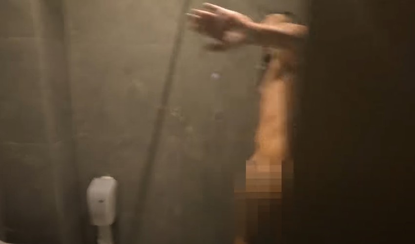 Nući go u spotu za pesmu Mhm Mhm