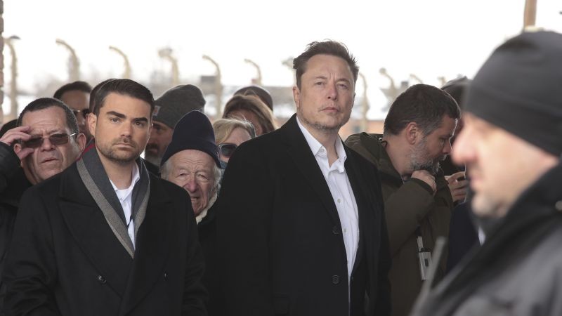 Na snímke miliardár Elon Musk (uprostred), ktorý navštívil bývalý nacistický koncentračný tábor Auschwitz-Birkenau pri poľskom meste Osvienčim v pondelok 22. januára 2024.