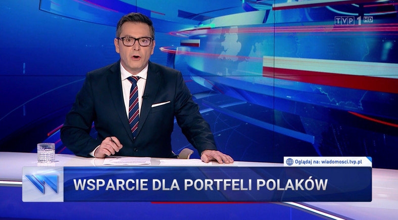 Michał Adamczyk prowadzi "Wiadomości" TVP