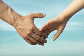 2. Alig várja, hogy levegyél egy kicsit a nyomásról, ami ránehezedik: generációkon keresztül az volt magától értetődő, hogy a férfi teszi meg az első lépést. Ez most már változóban van, de még mindig ez az általános elvárás. A pasik sokszor félnek a visszautasítástól vagy nem mernek lépni, ezért akár az örökkévalóságig is várhatsz. Hiába adtad tudtára már mindenféle módon, hogy bejön neked, ő mégsem biztos benne, hogy jól olvasta a jeleket. Amit tehetsz, hogy nyitott vagy feléje és pl. elhívod a barátaiddal és bevonod a beszélgetésbe. Vagy megkérdezed, mi a kedvenc kiránduló helye és terveztek egy közös túrát. Hihetetlenül izgató egy pasi számára, ha te teszed meg az első lépést. Nem csak leveszel a teherből, ami ránehezül, de biztosítod róla, hogy tetszik neked. És ez nagyon szexi!