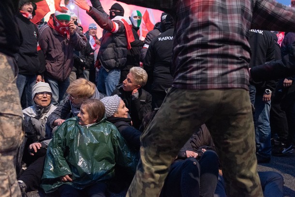 14 kobiet z mostu: Lucyna Łukian, Agnieszka Markowska, Kinga Kamińska, Elżbieta Podleśna, Krystyna Zdziechowska, Ewa Błaszczyk, Beata Geppert, Maria Bąk- -Ziółkowska, Zofia Marcinek, Izabela Możdrzeń, Monika Niedźwiecka, Agnieszka Wierzbicka, Katarzyna Szumniak, Katarzyna Kwiatkowska, Warszawa, 11 listopada 2017 r.