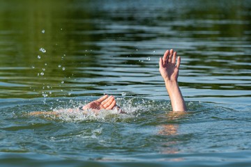 Újra kellett éleszteni Szabó Bálintot, miután a budapesti tüntetésen át akarta úszni a Dunát