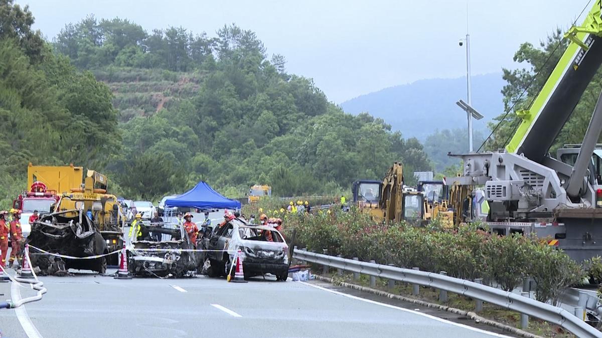Pokoli időjárás tombol Kínában: egy út is beszakadt, sok a halott