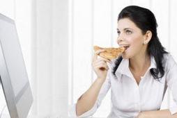 kobieta jedzenie pizza komputer