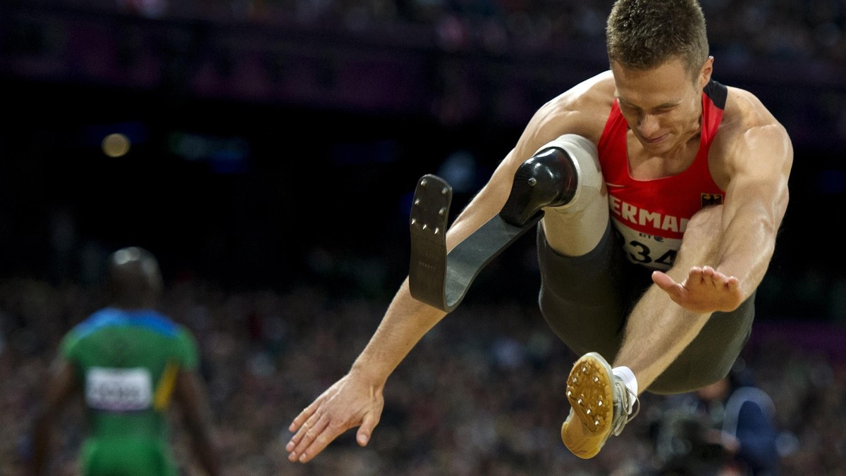 Paraolimpijczyk Markus Rehm zamierza poddać się badaniom, które mają stwierdzić, czy jego nowoczesna proteza nogi daje mu przewagę na sportowcami pełnosprawnymi. Jeśli nie zostanie to stwierdzone, Niemiec będzie mógł wystartować w Rio. Gdyby do tego doszło Rehm stałby się drugim po sprinterze z RPA Oscarze Pistoriusie paraolimpijczykiem ze startem w igrzyskach.