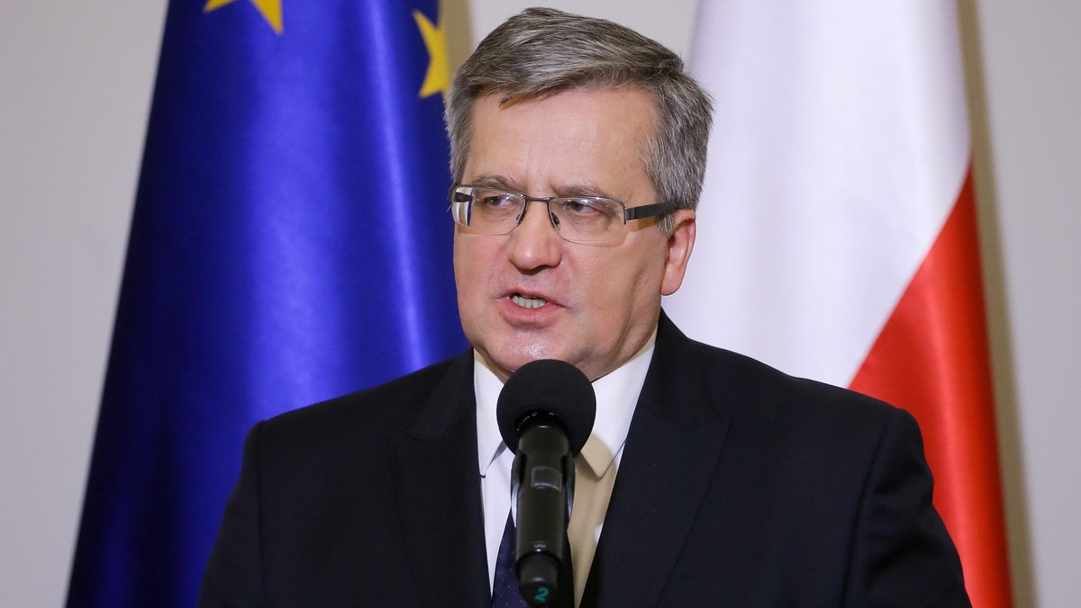 Prezydent Bronisław Komorowski podpisał ustawę o zmianach w systemie OFE, ale w trybie następczym - po jej opublikowaniu - skieruje do Trybunału Konstytucyjnego wniosek o jej zbadanie. Zapyta Trybunał m.in. o kwestę własności środków zgromadzonych w OFE. Ustawa nakłada na przyszłych emerytów obowiązek złożenia deklaracji w sprawie pozostania w OFE.