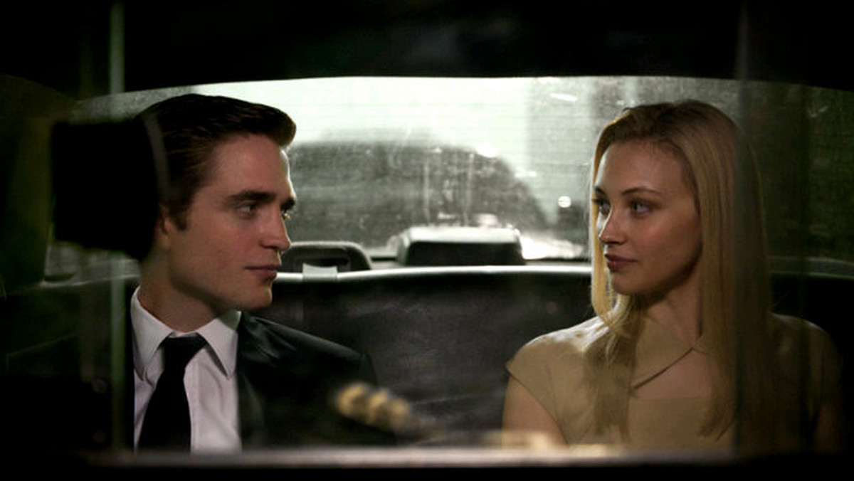 Czyżby Robert Pattinson wziął ślub? Nie, w sieci pojawiło się właśnie zdjęcie z najnowszego filmu Davida Cronenberga "Cosmopolis". Gwieździe sagi "Zmierzch" partneruje uwodzicielska Sara Gadon, która wciela się w żonę głównego bohatera.