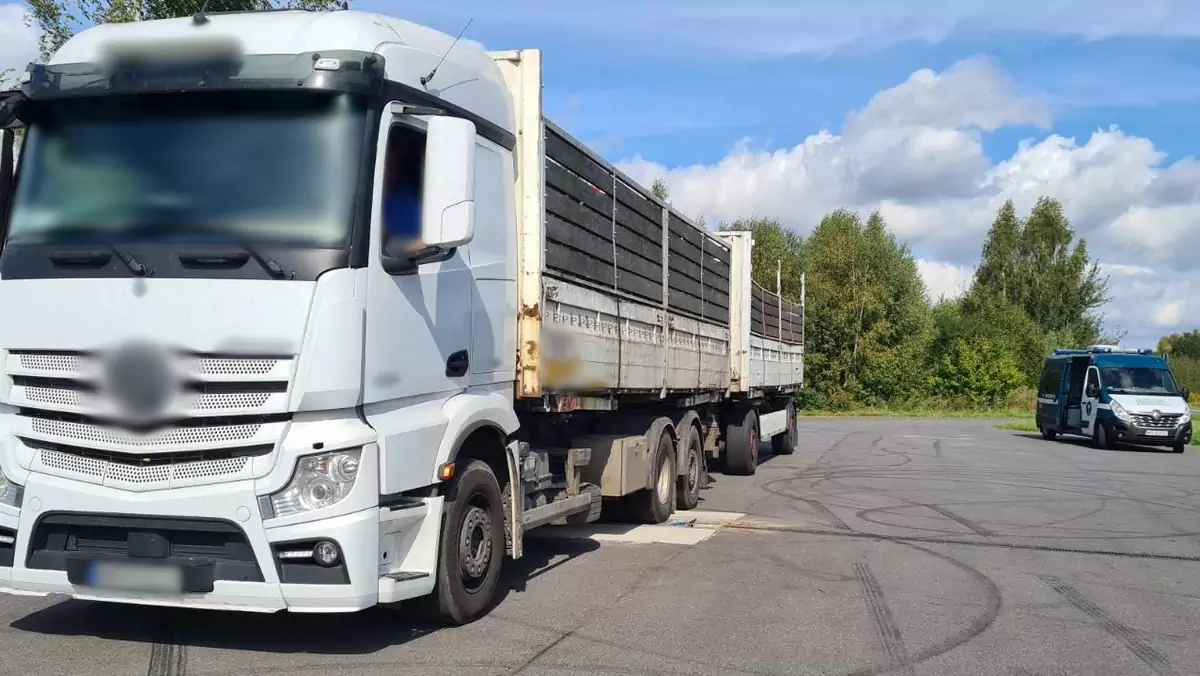 Za ciężki zespół pojazdów z przewożonymi jabłkami zatrzymany do kontroli przez patrol mazowieckiej Inspekcji Transportu Drogowego