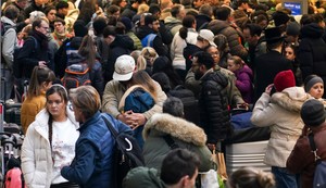 Putnici čekaju Evrostar voz na stanici Sent Pankras u Londonu 30. decembra