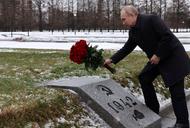 Władimir Putin składa kwiaty pod pomnikiem upamiętniającym przerwanie blokady Leningradu