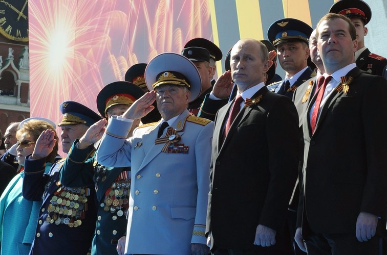 Władimir Putin i Dmitrij Miedwiediew na defiladzie z okazji Dnia Zwycięstwa