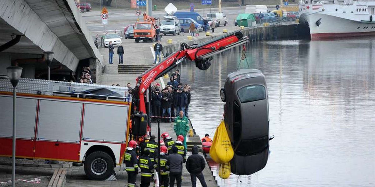 Tragedia w Szczecinie. Samochód wpadł do Odry. ZDJĘCIA