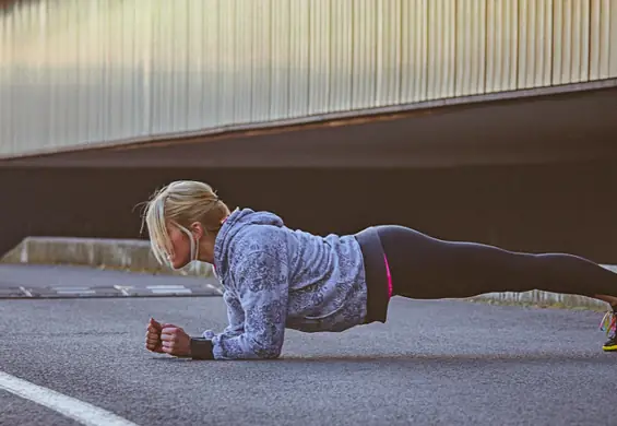 Wysmuklamy sylwetkę na wiosnę! 5-minutowy trening plank, który działa cuda