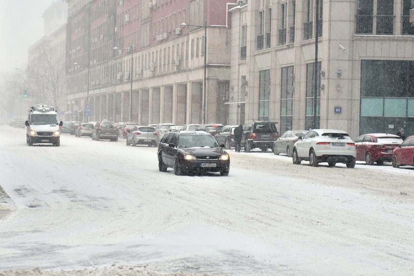 Pogodowy armagedon w całej Polsce! Zima znów zaskoczyła drogowców...