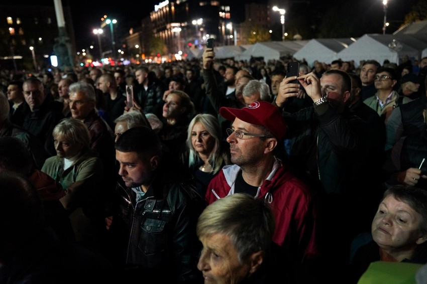 Ispred Skupštine Srbije dočekan Milana Bogdanović uz vatromet