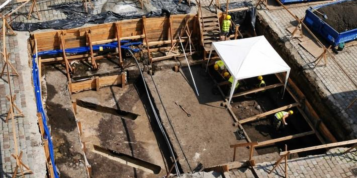 Przedmioty odkryte podczas wykopalisk prowadzonych na Starym Rynku w 2015 roku można obejrzeć w Pałacu Górków