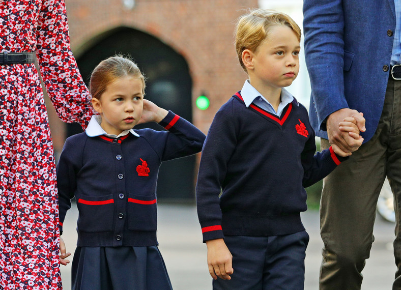 Charlotte i George idą do szkoły (zdjęcia sprzed wybuchu pandemii)