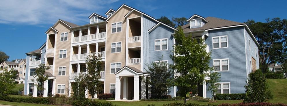 2. Zadatek to nie zaliczka
Z pierwszą przestrogą nierozerwalnie łączy się kwestia pieniędzy przekazywanych sprzedającemu przy podpisywaniu umowy przedwstępnej. W umowie może być ona nazwana zaliczką albo zadatkiem. Różnica jest potężna – szczególnie jeśli nabywca nie jest pewien czy posiada zdolność kredytową albo czy zdąży z formalnościami bankowymi do wyznaczonego w umowie dnia podpisania umowy końcowej. Czemu jest to tak ważne? Zaliczka to kwota, która w razie nie zawarcia umowy zostaje zwrócona nabywcy. Tymczasem zadatek musi zostać zwrócony kupującemu w podwójnej wysokości, gdyby do transakcji nie doszło z winy sprzedającego, a jeśli do transakcji nie doszło z winy kupującego, sprzedający może zachować zadatek. 
W efekcie, jeśli potencjalny kupujący wpłaci zadatek (może to być kilka, kilkanaście lub nawet kilkadziesiąt tysięcy złotych) i okaże się, że nie posiada wystarczającej zdolności kredytowej, a więc nie dostanie kredytu na zakup, pieniądze mogą przepaść. Z identyczną sytuacją można mieć do czynienia jeśli w umowie przedwstępnej padnie bliska data podpisania umowy ostatecznej. Jeśli nabywca nie zdąży z formalnościami bankowymi może stracić pieniądze. W praktyce bezpieczne jest więc zarezerwowanie przynajmniej 2 miesięcznego okresu na ubieganie się o finansowanie lub zawarcie dodatkowych klauzul w umowie, które uchronią w konkretnych przypadkach pieniądze nabywcy. 
Z drugiej strony kupujący może też wykorzystać instytucję zadatku, aby zapewnić sobie większe bezpieczeństwo przy transakcji. Istnieje mniejsze ryzyko, że sprzedający po znalezieniu nabywcy, który zaproponuje wyższą cenę za lokal, zdecyduje się na zerwanie pierwotnej umowy, jeśli ciążyć na nim będzie zobowiązanie oddania zadatku w podwójnej wysokości. Jeśli takiej sytuacji kupujący się obawia może dążyć do wpłacenia zadatku w jak największej wysokości.