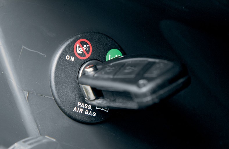 Dziecko w aucie z airbagami. Czy airbag jest groźny dla każdego dziecka?