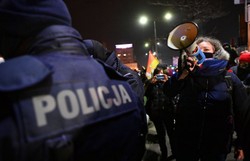 Strajk Kobiet znów na ulicach stolicy. Policja użyła gazu łzawiącego